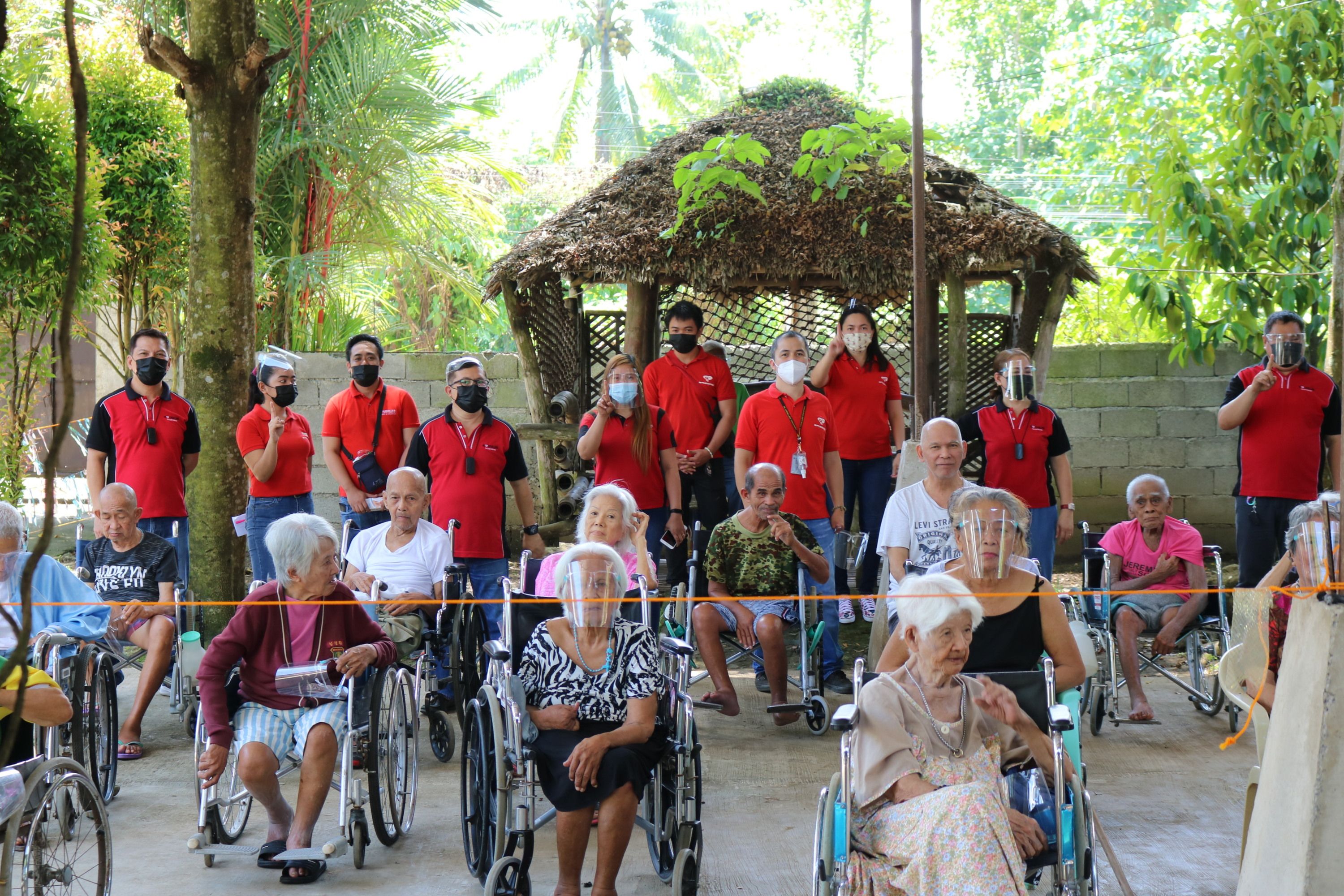 M Lhuillier Reaches Out To Children And The Elderly As One Big Happy Pamilya